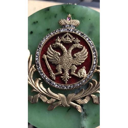 40 - A magnificent Russian silver and enamel diamond nephrite jade box,
Weight 173.6 grams

Diameter 7.1 ... 