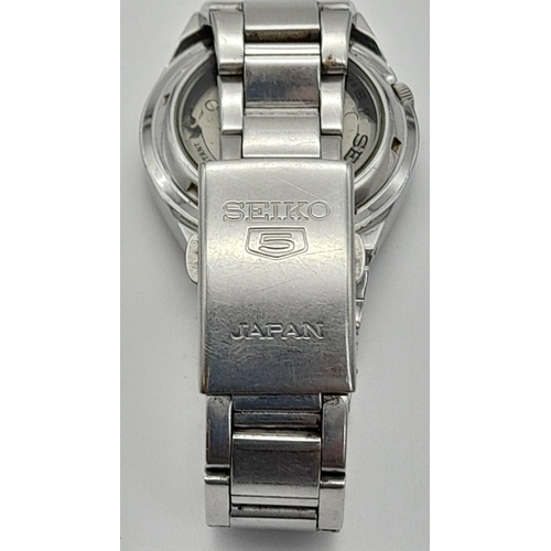 419 - A Seiko 5 Automatic Gents Watch. Stainless steel strap and case - 35mm. Silver tone dial with day/da... 