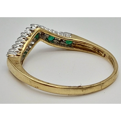 373 - A 9 K yellow gold wishbone ring with emeralds and diamonds. Size: S, weight: 2.2 g.