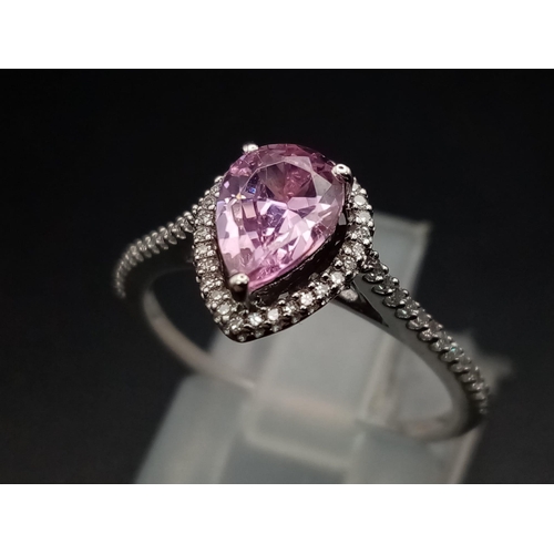 334 - A 9 K white gold ring with a pear shaped pink sapphire and numerous diamonds (0.12 carats). Size: L,... 