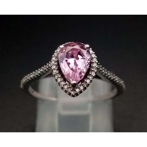 334 - A 9 K white gold ring with a pear shaped pink sapphire and numerous diamonds (0.12 carats). Size: L,... 