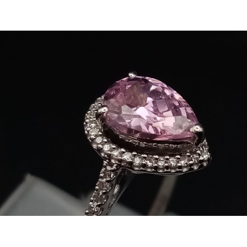 334 - A 9 K white gold ring with a pear shaped pink sapphire and numerous diamonds (0.12 carats). Size: L,... 