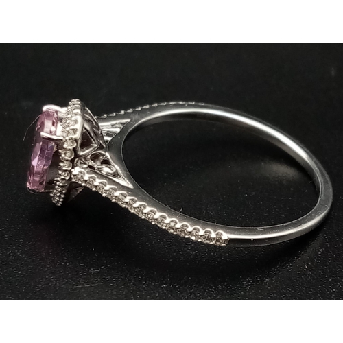 334 - A 9 K white gold ring with a pear shaped pink sapphire and numerous diamonds (0.12 carats). Size: L,... 