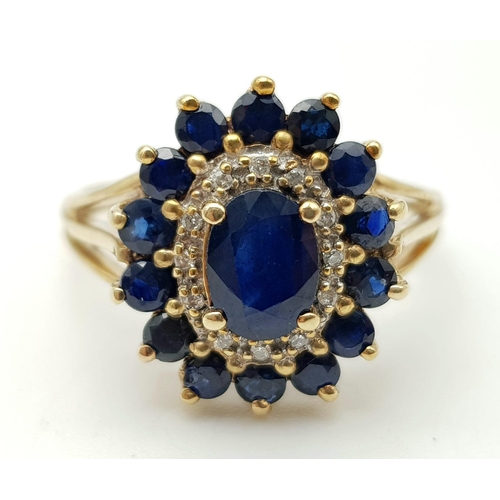 95 - A 9 K yellow gold ring with a diamond and sapphire cluster. Ring size: Q, weight: 3.2 g.