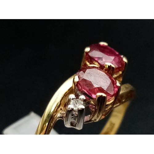 122 - A 9 K yellow gold ring with diamonds and rubies in a twisted design. Ring size: P, weight: 2.6 g.