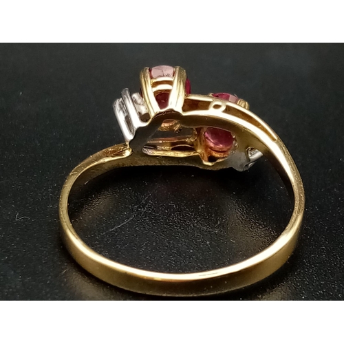 122 - A 9 K yellow gold ring with diamonds and rubies in a twisted design. Ring size: P, weight: 2.6 g.