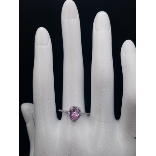 334 - A 9 K white gold ring with a pear shaped pink sapphire and numerous diamonds (0.12 carats). Size: L,... 