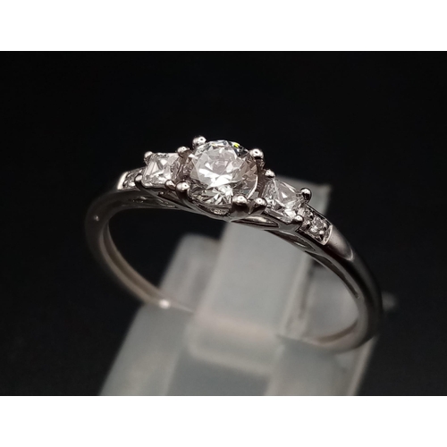 610 - A 9 K white gold , five stone ring. Size: N, weight: 1.4 g.