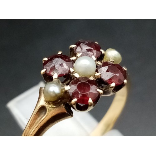 479 - A vintage 14 K yellow gold ring with garnets and seed pearls. Size: L, weight: 2.8 g.