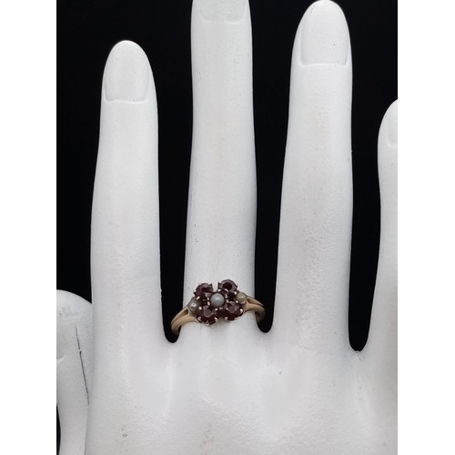 479 - A vintage 14 K yellow gold ring with garnets and seed pearls. Size: L, weight: 2.8 g.