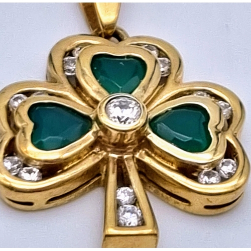 348 - A 9 K yellow gold shamrock pendant with green and white stones. Weight: 2.7 g.