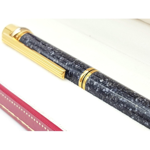 429 - A Must de Cartier Marble Effect Fountain Pen. 18K gold nib. Excellent condition, comes in original c... 