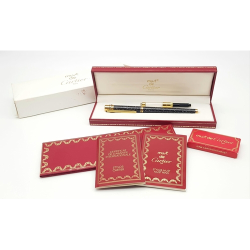 429 - A Must de Cartier Marble Effect Fountain Pen. 18K gold nib. Excellent condition, comes in original c... 