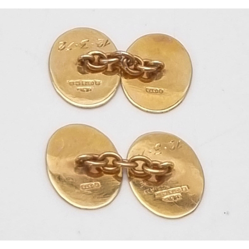 459 - A 9 K yellow gold pair of oval cufflinks. Weight: 5.6 g.