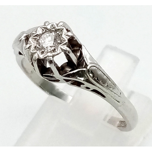 101 - A vintage 18 K white gold and platinum diamond (0.10 carats) solitaire ring. Size: Q, weight: 4.2 g.