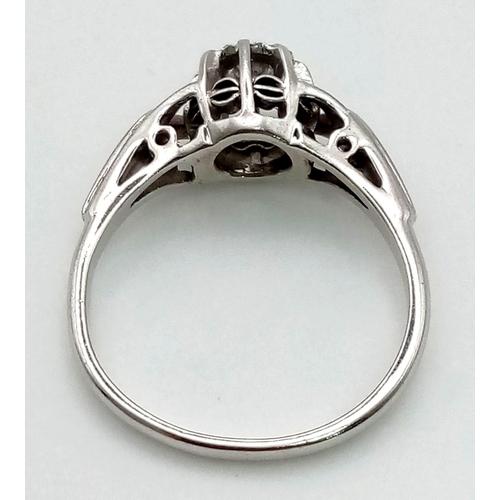 101 - A vintage 18 K white gold and platinum diamond (0.10 carats) solitaire ring. Size: Q, weight: 4.2 g.