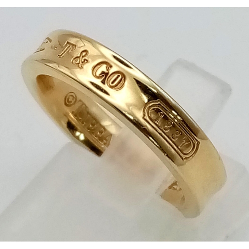 32 - An 18 K yellow gold TIFFANY & CO band ring, size: K, weight: 6.2 g.