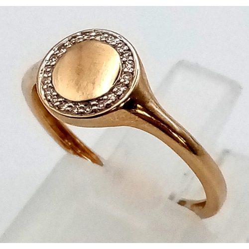 324 - A 9 K yellow gold signet ring with a halo of diamonds (0.10 carats). Size: L, weight: 1.3 g.