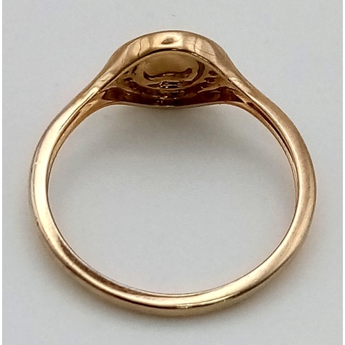 324 - A 9 K yellow gold signet ring with a halo of diamonds (0.10 carats). Size: L, weight: 1.3 g.