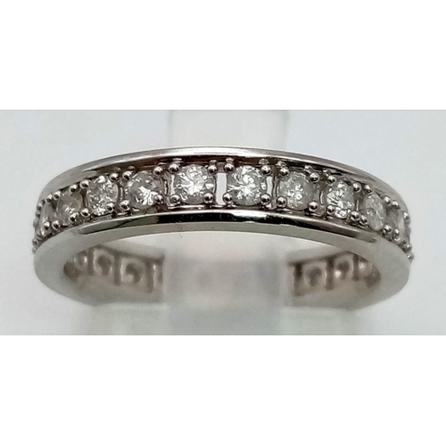 331 - An 18 K white gold full eternity ring, diamonds 0.50 carats, ring size: J, weight: 3.1 g.