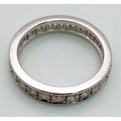 331 - An 18 K white gold full eternity ring, diamonds 0.50 carats, ring size: J, weight: 3.1 g.