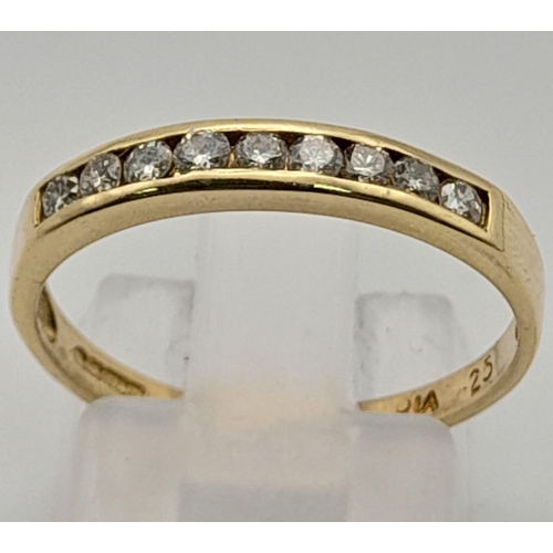 338 - An 18 K yellow gold half eternity diamond (0.25 carats) ring. Size: O, weight: 2.1 g.