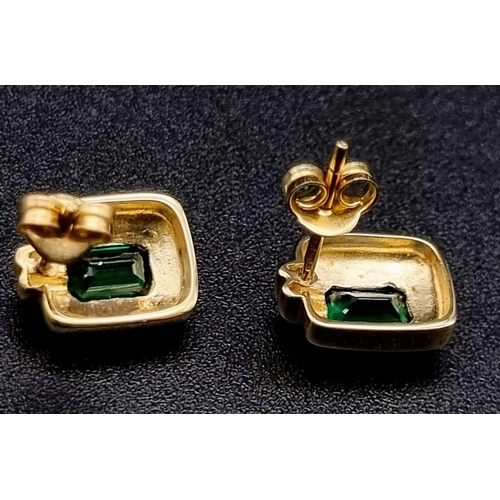 313 - A 9 K yellow gold pair of earrings with green stone. Total weight: 2.6 g.