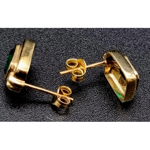 313 - A 9 K yellow gold pair of earrings with green stone. Total weight: 2.6 g.