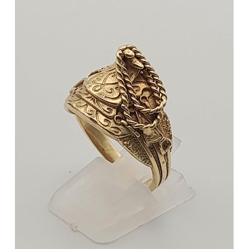 39 - A very unusual 9 K yellow gold saddle ring. Size: R, weight: 6.8 g.