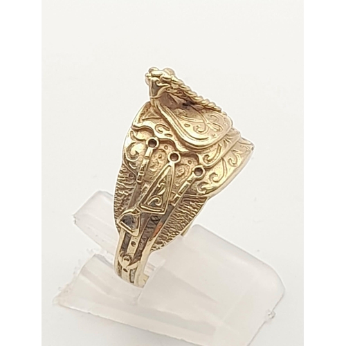 39 - A very unusual 9 K yellow gold saddle ring. Size: R, weight: 6.8 g.