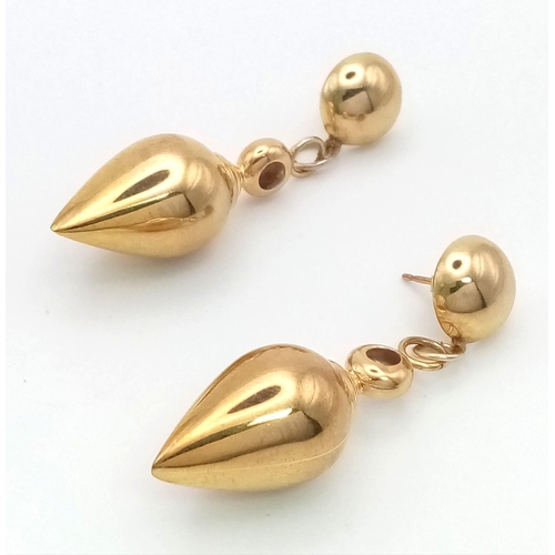 117 - A Pair of 9K Yellow Gold Bomber Drop Earrings. Stud button fit. 10.33g. 42mm drop.