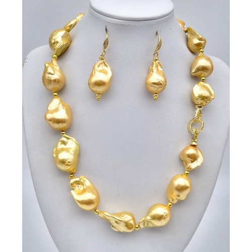 140 - A serious, statement necklace and earrings set, made with huge (up to 32 mm), gold coloured baroque ... 