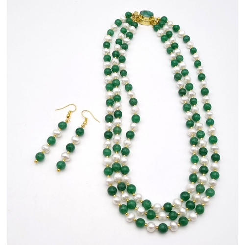 182 - A very feminine, three strand necklace with alternating emerald cabochons and white natural pearls, ... 