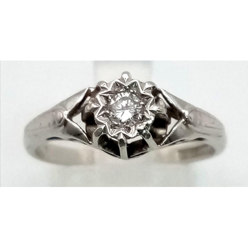 729 - A vintage 18 K white gold and platinum diamond (0.10 carats) solitaire ring. Size: Q, weight: 4.2 g.