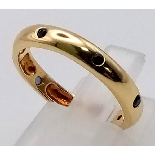 741 - AN 18K GOLD SAPPHIRE AND DIAMOND BAND RING. 3.5gms  size L