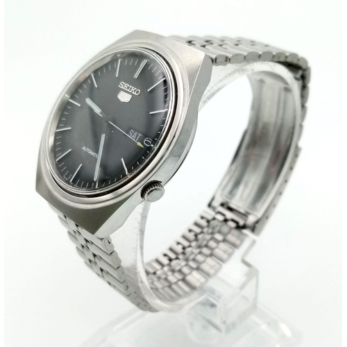 233 - A Vintage Seiko 5 Automatic Gents Watch. Stainless steel strap and case - 36mm. Black dial with day/... 