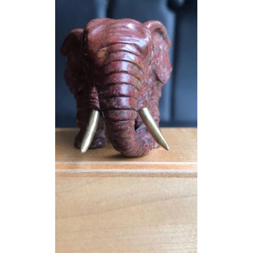 484 - A 14k gold and silver Russian jasper hardstone elephant figure

Suburb condition
Eyes are mounted in... 