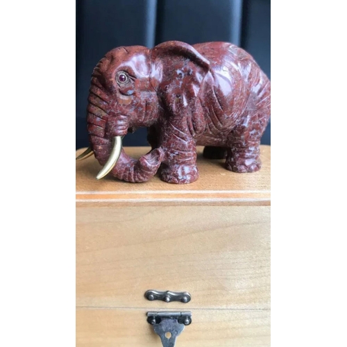 484 - A 14k gold and silver Russian jasper hardstone elephant figure

Suburb condition
Eyes are mounted in... 