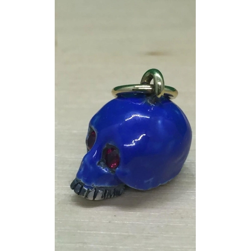 500 - Magnificent 18k gold and silver enamel skull pendent 

SIZE

LENGTH. ::: 2.3 cm from larger loop to ... 