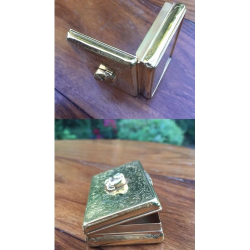 68 - A large unusual 18k solid gold diamond bulldog snuff/pill box 
SIZE
LENGTH. :: 7.2 cm
WIDTH :::: 4.2... 