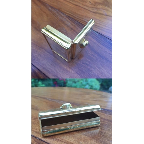 68 - A large unusual 18k solid gold diamond bulldog snuff/pill box 
SIZE
LENGTH. :: 7.2 cm
WIDTH :::: 4.2... 