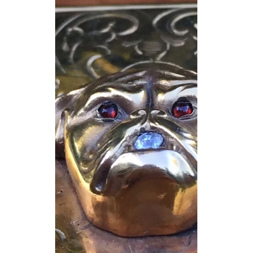 68 - A large unusual 18k solid gold diamond bulldog snuff/pill box 
SIZE
LENGTH. :: 7.2 cm
WIDTH :::: 4.2... 