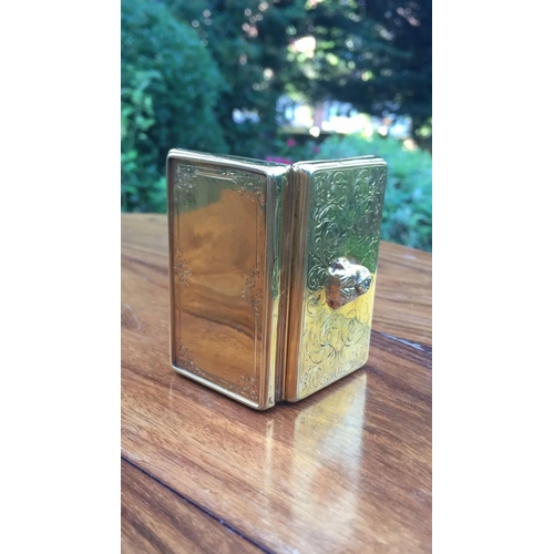 68 - A large unusual 18k solid gold diamond bulldog snuff/pill box 
SIZE
LENGTH. :: 7.2 cm
WIDTH :::: 4.2... 