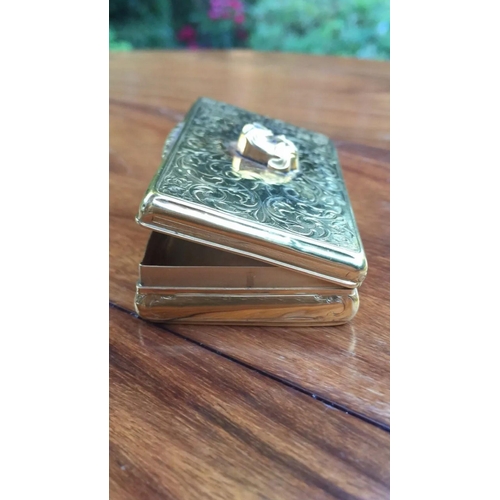 68 - A large unusual 18k solid gold diamond bulldog snuff/pill box 
SIZE
LENGTH. :: 7.2 cm
WIDTH :::: 4.2... 