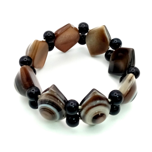 222 - A Rare Antique Bullseye-Banded Onyx Bracelet. Victorian era onyx on a restrung expandable bracelet. ... 