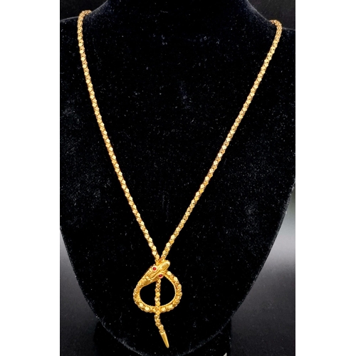 95 - AN IMPRESSIVE 18K YELLOW GOLD SNAKE NECKLACE WITH STONE SET RED EYES, WEIGHT 15.2G AND 52CM LONG CHA... 