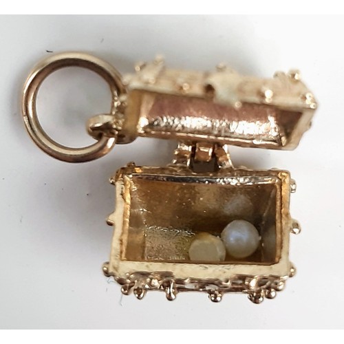 733 - 9K YELLOW GOLD TREASURE CHEST CHARM WHICH OPENS TO REVEAL SEED PEARLS AS TREASURE, WEIGHT 1.7G