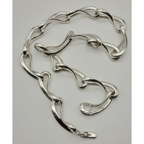 328 - An unusual and attractive silver chain necklace. Length: 44 cm, weight: 63.2 g.