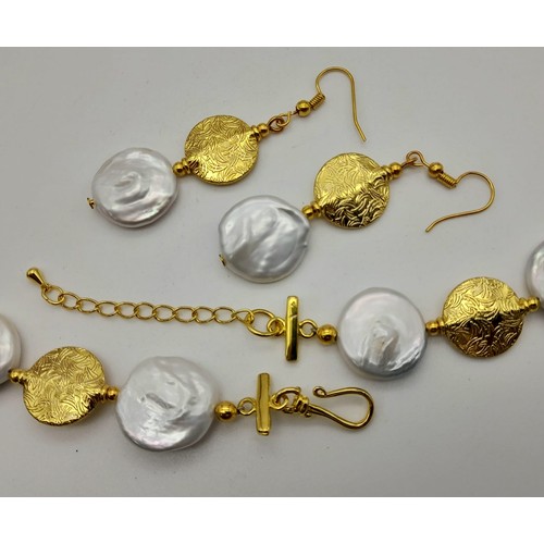 125 - A highly unusual necklace and earrings set with coin shaped, large (16 mm), white, real, cultured pe... 