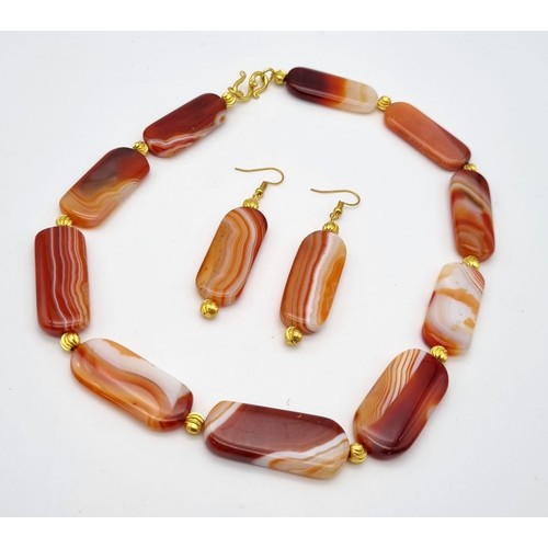 195 - A very attractive, honey coloured, banded agate necklace and earrings set with big beads (40 mm long... 